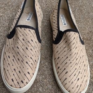 Women's Groove Canvas Slip On Sneakers 8M